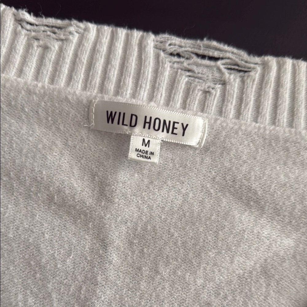 Wild Honey White V-Neck Cropped Sweater with Scalloped Trim - Picture 2 of 2